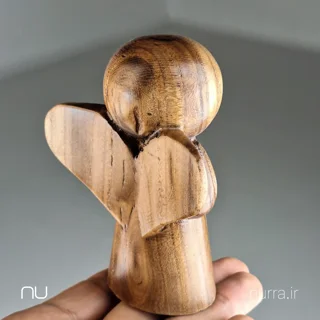 نما پشت تصویر مجسمه فرشته چوبی نورا
