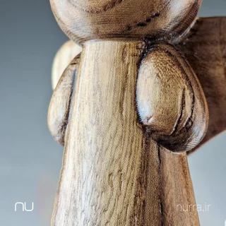جزئیات مجسمه قرشته چوبی نورا