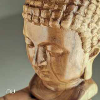 جزئیات مجسمه چوبی بودا