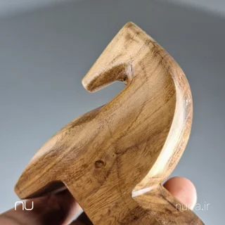 نمای پهلو مجسمه چوبی اسب نورا