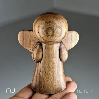 نمای رو به رو مجسمه چوبی فرشته نورا