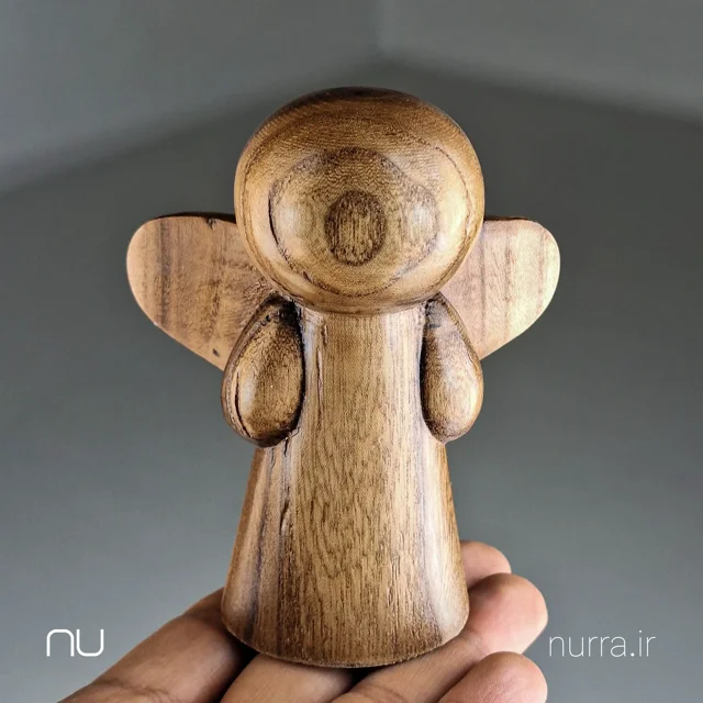 نمای رو به رو مجسمه چوبی فرشته نورا
