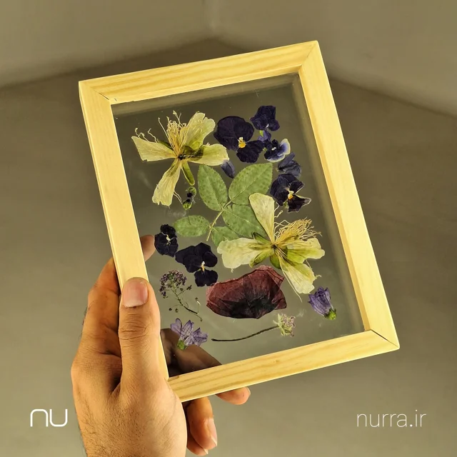 قاب عکس گل های خشک شده