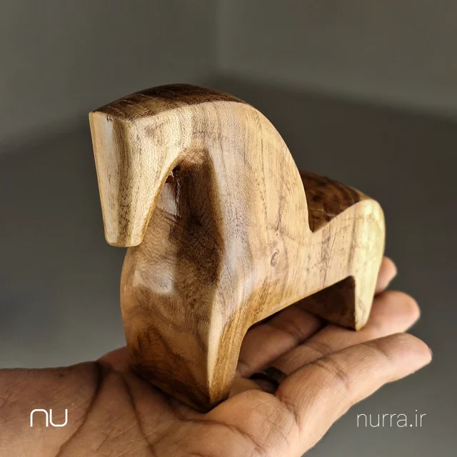 تصویر اصلی مجسمه اسب چوبی "روژان" نورا