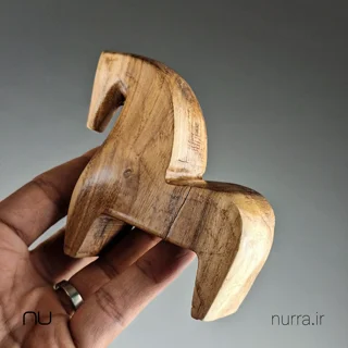 تصویر کنار مجسمه اسب چوبی روژان نورا